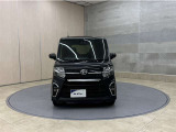 お車購入のポイントとなるフロントマスクです!シャープな目つきが印象的なデザインのヘッドランプです。