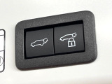 【パワーバックドア】スマートキーや運転席のボタンを押すだけでリアゲートが自動で開閉します!荷物を持っている時や、高い位置にあるバックドアを閉める際に便利な機能です♪