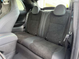 前席シート同様、アルカンターラで抜かりない内装デザイン。