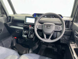 運転席まわりです。 各操作スイッチは使いやすい位置に配置されてます。