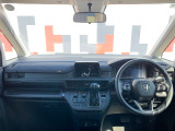 インパネ全体:視界が開けて前が見やすい設計です!安全に運転できます!