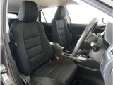 【清潔感のある運転席&助手席】隅々までクリーニングの行き届いた運転席&助手席。目立ったシミや汚れ等もございません。快適なドライブをどうぞ。