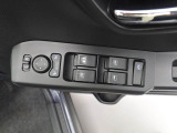 電動ドアミラーとパワーウィンドウのスイッチ。コンパクトにまとまって配置されていて使いやすいですよ。電動ドアミラーはキーフリー連動の格納機能付き。