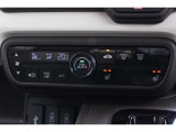 フルオートエアコンを装備しております。車内の温度設定だけでなくPM2.5にも対応した高性能集塵フィルターも装備しており車内はいつも快適空間です。