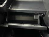 【グローブボックス】車検証入れ等の収納に便利です♪