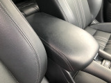 【アームレスト】運転時の疲労軽減にもなるアームレストがついています!