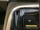 センターコンソールにはワイヤレス充電器を装備してます。Qi(チー)規格対応のスマートフォンなどを置くだけでワイヤレスで充電可能です。またスマートフォンの充電可能なUSB端子なども別途装備しています。