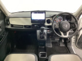 車内は光触媒抗菌消臭施工済です。スタイリッシュなデザインで暖かみのあるインパネ周りを演出します。グローブボックスやカップホルダーのほかにトレーなどたくさんの収納スペースが装備されています。