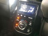 【オートエアコン】一度お好みの温度に設定すれば、車内の温度を検知し風量や温度を自動で調整。暑い&hellip;寒い&hellip;と何度もスイッチ操作をする必要はありません。快適な車内空間には必須の機能ですね♪