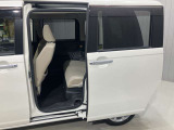 【両側オートスライドドア】子供を乗せたりするのにも隣のお車を気にせずストレスフリー★雨の日などはリモコンキーからドアの開閉ができて、とても便利な両側オートスライドドア★