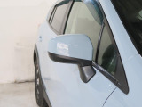 運転席のスイッチ操作で車体と平行に折りたたむことができる、電動格納ドアミラー!