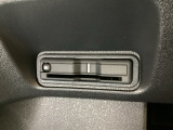 ハンドルの左下にETCがついています。高速道路の料金所の通過も楽々です。 カードの取り出しもしやすい場所についています。