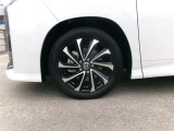 17インチ純正アルミホイール。路面に近いホイール部分は特に目立ちますし、車のイメージも大きく変わりますよ!