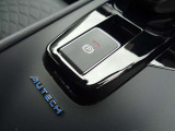 パーキングブレーキは信号待ちなどでブレーキペダルを踏んで停車した後、ブレーキペダルから足を離しても車がそのまま停止状態を維持できるオートホールド機能付き