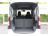 車の装置や機関をコンパクト化したことで荷室として使えるスペースをしっかり確保しています。リアシートに座る人が窮屈な姿勢にならない快適な居住性です。