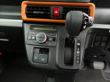 指先だけで操作ができる「電動パーキングブレーキ」搭載。オートモードの場合、シフトを「P」レンジにすると自動でパーキングブレーキが作動します。またアクセルを踏むと自動解除される為、発進がスムーズです。