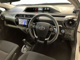 運転席周りのレイアウトをご覧ください。ナビゲーションが綺麗に装着されすっきり収まってますね!