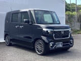 狭い駐車場でも、スライドドアならチャイルドシートへのお子さまの乗降や荷物の積載もスムーズ。とても便利な【両側電動スライドドア】ドアハンドを少し引くだけでリアドアが自動開閉します。