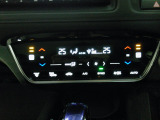 オートエアコンは左右席で独立温度コントロールが可能です。運転席はキンキンに冷やして助手席はマイルドにと言った設定が可能です。暑さ寒さでケンカすることもなくなりますね。