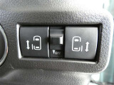 電動スライドドアのスイッチで車内からもスライドドアの開閉ができます。イージークローザー機能で半ドアになることも防止してくれます。