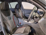 室内は大変綺麗に扱われており、タバコも吸われていない為、車両以外の臭いは感じられません。禁煙車両をご希望の方はこちらのお車をお奨め致します。