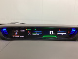 中央にデジタル表示のスピードメーターを配したハイブリット専用メーターになっています。左側のインフォメーション画面で燃費などの情報を確認できます。
