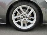 全車両に標準装備の純正アルミホイールは、純正ならではのバランスの良いデザインと、走行安定性をお楽しみ頂けます。