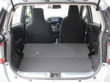 後席を倒すとさらに広々トランクスペースになります。