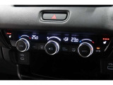 運転席と助手席の温度設定の変更が可能な左右独立タイプのデュアルエアコンです♪♪♪暑がりな人・寒がりな人も誰もが車内を快適にお過ごしいただけます♪♪♪