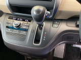 自然に手が届き、操作性の良いインパネシフトに、パーキングブレーキは、フットブレーキタイプなので、運転席と助手席の間はすっきりしています。
