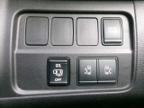 両側オートスライドドア付き車です。小さなお子様でもボタンひとつで楽々乗り降りができます。ハンズフリーオートスライドドア付きなので両手が塞がっていても片足でドアの開閉ができてとても便利です。