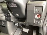 左側に高速で便利なETCがあり、また、便利な電動スライドドア、横滑りを防ぐVSAなどのスイッチは、運転席の右側、手の届きやすい位置にあります。