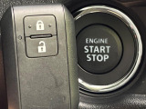 【キーレススタートシステム】カバンやポケットに入れたままでもドアの施錠・解錠が可能なスマートキーを装備。エンジンのオン・オフ時もカギを取り出す必要が無いからとっても便利です♪