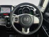 ドライバーの操作性に配慮したステアリング。快適な運転をサポートします。