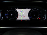 メーター内のディスプレイに時刻、瞬間・平均燃費、走行距離、平均速度、運転時間、外気温度などを表示してくれます。少ない視線移動でドライビングに役立つ情報を得られます。