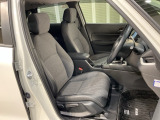 乗降がしやすい運転席。高さが調節できて小柄な方でも運転しやすいポジションをとることができます。