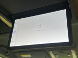 【フリップダウンモニター】大画面モニターで後席でもエンタメをお楽しみいただけます。小さなお子様にも大人気の装備です♪