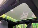 【ガラスルーフ】ガラスルーフ搭載で車内の解放感が一気にアップ!開放的なドライブをお楽しみいただけます。