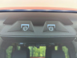【スマートアシスト】走行中に前方の車両等を認識し、衝突しそうな時は警報とブレーキで衝突回避と被害軽減をアシスト。より安全にドライブをお楽しみいただけます。