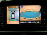 アラウンドモニター 白線や駐車車両をナビ及びルームミラーに表示 駐車している車両との位置関係も一目で分かって安心です
