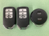 スマートキー付きですからドアロックの開閉およびエンジンスタートが楽々です。電動スライドドアの開け閉めもボタンで操作できます。加えて、純正リモコンエンジンスターター用の操作キーもついています。