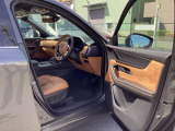 運転席のドアもかなり大きく開きます。
