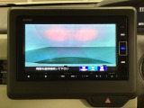 ギヤをR(バック)に入れるとナビの画面に後ろの映像が映るリアカメラ付です。後退時、コンディションが悪い視界でもカラーバックモニターがドライバーをサポートします。