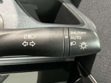 車外の明るさに応じでライトを点灯、消灯してくれるオートライト機能です☆お天気の良い昼間のトンネル走行などオートにしてると便利で安心です☆エンジン停止時にライトの消し忘れも無くなります☆