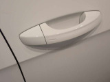 &rdquo;Keyless Access&rdquo;によって、ドアハンドルに手をかけるだけでドアロックが解除できます!