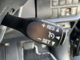 アクセルを踏まなくても設定した速度で走行可能なオートクルーズコントロールを装備しています!ロングドライブでも運転が楽になります。ブレーキやシフト操作でも解除可能です!