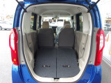 リア席を倒せば広々とした空間の出来上がり!荷物が沢山載せられます!