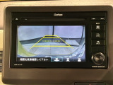 リバースギアに入れるだけで後方の表示へ切り替わります。夜間や雨の日の駐車も楽になりますよ。