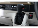 インパネシフトだから視線の移動も少なく足元もスッキリ♪運転席もゆったりしているのでゆとりを持ってドライブできますね!