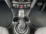 【シフトレバー】マニュアルモード付ATで快適な走りをご堪能下さい。